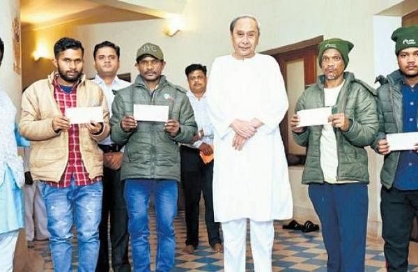 Odisha Odisha CM gives 2 lakh each for the financial support of the labour